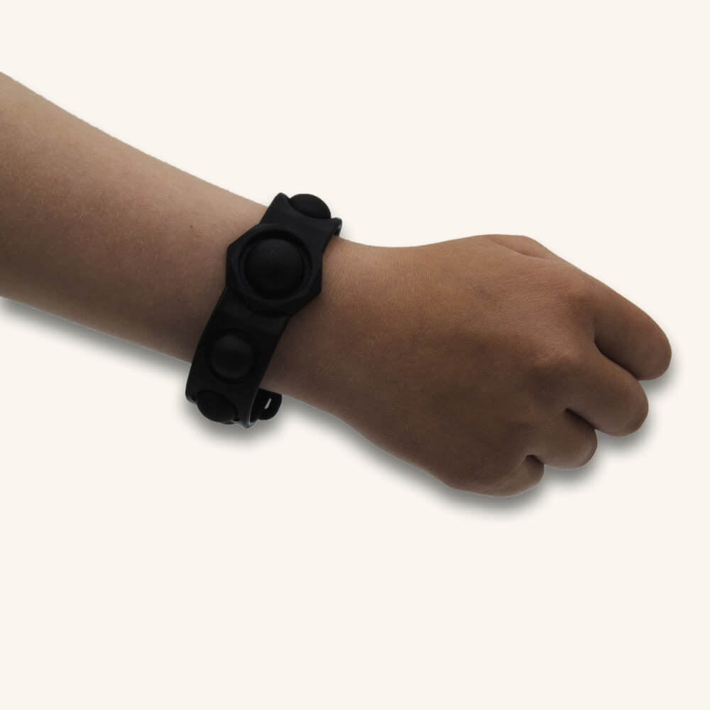 Ensfarvet pop it-armbånd